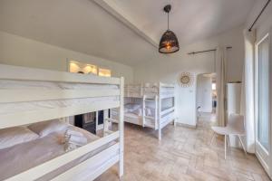 1 Schlafzimmer mit 2 Etagenbetten und einem Kamin in der Unterkunft La Maison du Lac - Passerelles de Monteynard in Lavars