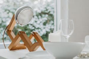 einem Tisch mit einem Vergrößerungsglas auf einem Tisch mit einem Glas in der Unterkunft Design Holiday Home in Ermelo