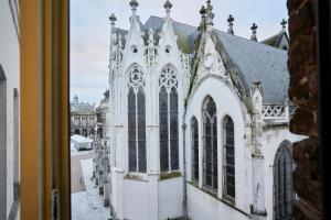 una imagen de una iglesia con ventana en NG SuiteHome - Lille I Roubaix Centre I Grand Place - Balnéo - Netflix - Wifi, en Roubaix