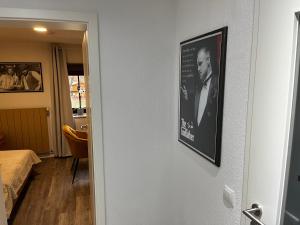 une photo d'un homme accroché à un mur dans l'établissement Suite 2 SZ- Lichtenberg, à Salzgitter
