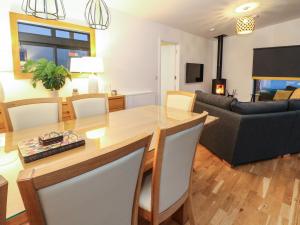 ein Wohnzimmer mit einem Tisch und einem Sofa in der Unterkunft 2 Strathtay Lodges in Aberfeldy