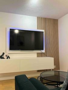 倫敦的住宿－Cosy 1 Bed, Wembley，客厅设有壁挂式平面电视。