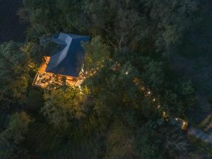 una vista aérea de una casa en el bosque en Cabane de Prestige avec Jacuzzi et Sauna privatifs, en Alzonne