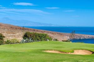 een golfbaan met de oceaan op de achtergrond bij Casa Bellavista - Pueblo Don Thomas in Playa de Santiago