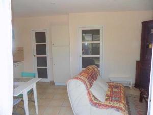 a living room with a white couch and a table at Saint Palais sur Mer - PETITE MAISON - dans un CADRE PRIVILIGIÉ au CALME in Saint-Palais-sur-Mer