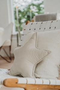 ein weißes Kissen auf einem weißen Stuhl in der Unterkunft Design Holiday Home in Ermelo