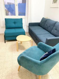 uma sala de estar com um sofá e uma mesa em Beautiful Apartment in Kibbutz Yifat em Yif‘at
