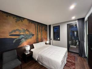 una camera da letto con un letto e un dipinto sul muro di Khoáng nóng Wyndham Thanh Thủy a La Phu