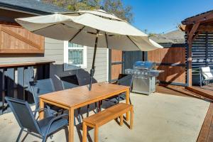 einen Tisch und Stühle mit Sonnenschirm auf einer Terrasse in der Unterkunft Family-Friendly Aubrey Home with Yard and Fire Pit! in Aubrey