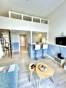 - un salon avec une mezzanine et une table dans l'établissement Appartement au bord des berges + parking, à Toulouse