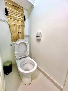 - une petite salle de bains avec toilettes dans une cabine dans l'établissement Appartement au bord des berges + parking, à Toulouse