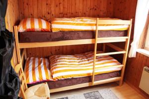 2 Etagenbetten in einer Ecke eines Zimmers in der Unterkunft Chalet Schwendihus - CharmingStay in Flumserberg