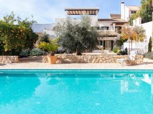 een zwembad voor een huis bij Casa La Fuente in Albuñuelas
