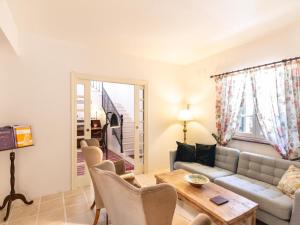 ein Wohnzimmer mit Sofa und Tisch in der Unterkunft Casa La Fuente in Albuñuelas