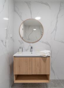 ein Bad mit einem Waschbecken und einem Spiegel in der Unterkunft The PLACE in Funchal