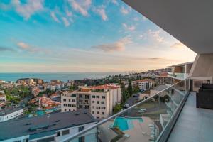 Blick auf die Stadt vom Balkon eines Gebäudes in der Unterkunft The PLACE in Funchal