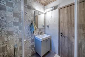 uma casa de banho com um lavatório e um espelho em Villa Ntora em Xylopároikon
