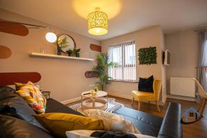 ein Wohnzimmer mit einem Sofa und einem Tisch in der Unterkunft Minchin House, King beds workspace corporates parking sleeps 8 in Dallington