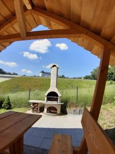 an outdoor oven with a picnic table and a field at Schlossblick keine Montagewohnung in Burgkhammer