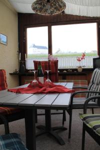 - une table avec une serviette rouge et deux verres à vin dans l'établissement Schlossblick keine Montagewohnung, 
