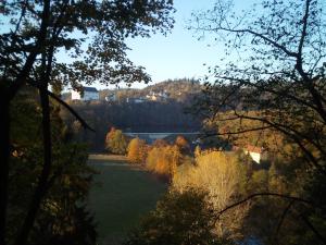 - une vue sur une rivière avec des arbres et un pont dans l'établissement Schlossblick keine Montagewohnung, 