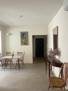 een woonkamer met een tafel en stoelen bij T&L Apartments Germasogia in Limassol