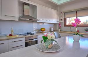 Kuchyň nebo kuchyňský kout v ubytování Elena Luxury Suite Agios Stefanos + 28 fotografií