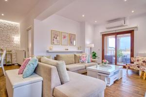 阿吉歐史芬尼的住宿－Elena Luxury Suite Agios Stefanos，客厅配有沙发和桌子