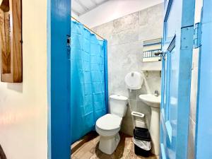 a bathroom with a toilet and a sink at Hotel Kasaya Real in Santa Marta