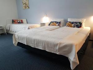 バート・ホーフガシュタインにあるFrühstückpension Larsonのベッドルーム(大きな白いベッド、枕付)
