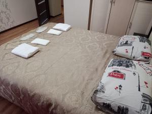 - un lit avec 2 serviettes dans l'établissement Квартира, à Astana