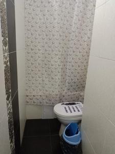 Elle comprend une petite salle de bains pourvue de toilettes. dans l'établissement Квартира, à Astana