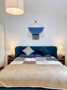 1 dormitorio con 1 cama azul y 2 lámparas en Haus Neuss-1.OG, en Neuss