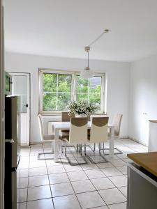 a kitchen and dining room with a table and chairs at Haus Neuss-1.OG in Neuss
