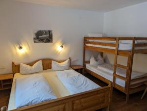 アウフファッハにあるPension Luzenbergのベッドルーム1室(二段ベッド2台、はしご付)