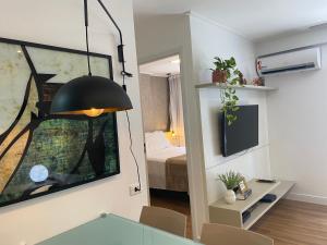 um quarto com uma mesa e um quarto com uma cama em Beira Mar Apartmento 107 em Maceió
