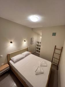 Postel nebo postele na pokoji v ubytování Tassos Cottage Fiskardo