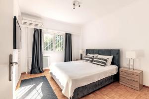 - une chambre blanche avec un lit et une fenêtre dans l'établissement Boutique77 Luxury Apartment, à Athènes