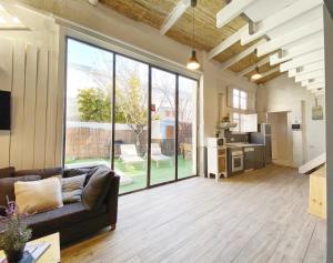 sala de estar con sofá y ventana grande en Casa Lavander, en Barcelona