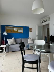 ein Wohnzimmer mit einem Glastisch und einem Sofa in der Unterkunft a...fior di lago in Abbadia Lariana