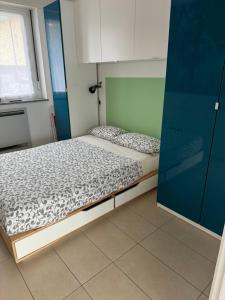 1 dormitorio pequeño con 1 cama en una habitación en a...fior di lago, en Abbadia Lariana