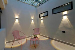 2 sillas y una mesa en una habitación con luces en Casa Indigo completa, en Medellín
