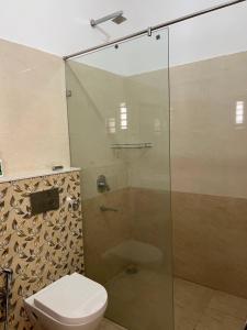 y baño con ducha y aseo. en Spacious Villa in Dehradun en Dehradun