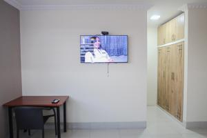 Televiisor ja/või meelelahutuskeskus majutusasutuses Hotel Murali - Cerca del Aeropuerto de Guayaquil