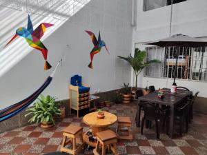 une terrasse avec une table, des chaises et des cerfs-volants dans l'établissement Absolute Hotel & Hostel Boutique, à Medellín