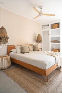 Villa NOMA - Design space with Pool in Corralejo في كوراليخو: غرفة نوم بسرير ومروحة سقف