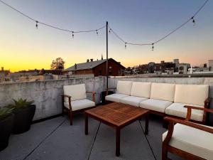 um pátio com um sofá e cadeiras num telhado em Trio Sonata, 3-Bed Rock n Roll Residence in Northern Liberties em Filadélfia