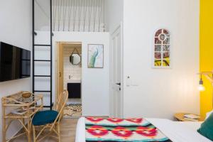 um quarto com uma cama, uma mesa e uma cadeira em Boho 03 Bohemian Studio in Mar Mikhael Eartha em Beirute