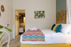 una camera da letto con un letto con una coperta colorata di Boho 04 Bohemian Studio in Mar Mikhael Paloma a Beirut
