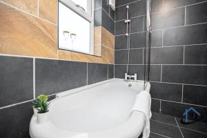 Koupelna v ubytování Sandby House, Nottingham, parking sleeps 10